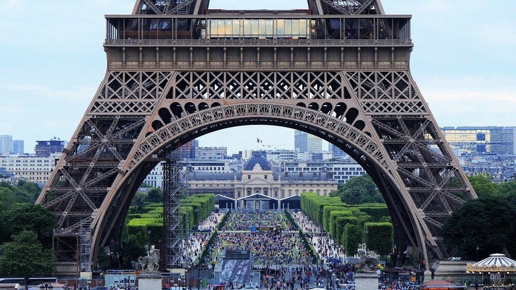 Экономично: после 22 часов в Париже не будут подсвечивать городские памятники, музеи, здания