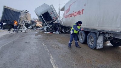 На пермской трассе столкнулись грузовики с какао и с гайками. Один водитель погиб (ФОТО)