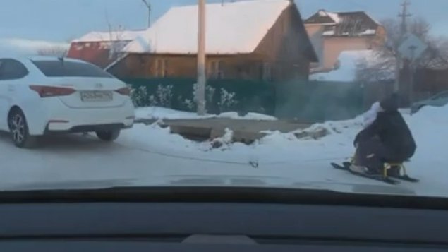 Пьяный мужчина прицепил снегокат к машине и возил на нем своих детей (ФОТО)