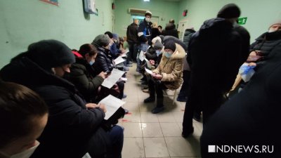 Жители Екатеринбурга продолжают атаковать поликлиники: в очередях – до сотни больных (ФОТО, ВИДЕО)