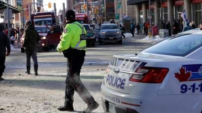 Канадцам пригрозили арестом за помощь протестующим дальнобойщикам