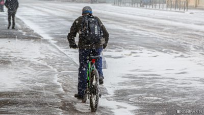 Петербургские коммунальщики «забыли» про существование засыпанной снегом велодорожки