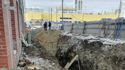 На стройке в Екатеринбурге рабочего засыпало землей в траншее