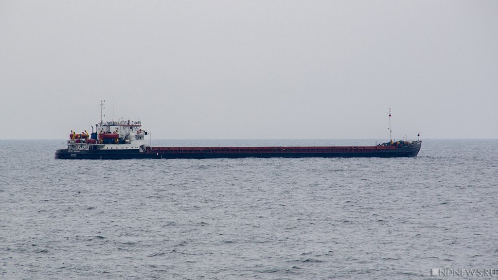 Два российских гражданских грузовых судна попали под обстрел в Азовском море