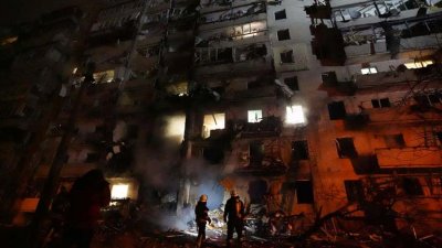 «Попадание взрывоопасного предмета»: крупный пожар потушили в киевской многоэтажке, есть пострадавшие (ФОТО)