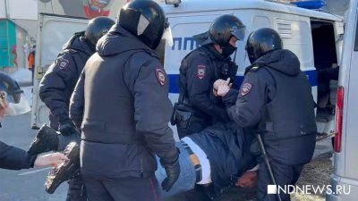 В Екатеринбурге задержали участников антивоенного пикета (ФОТО, ВИДЕО)