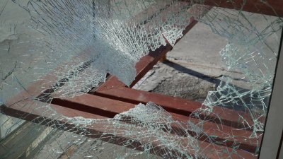 В Кургане арестовали вандала, разбившего стекла на остановке в центре города
