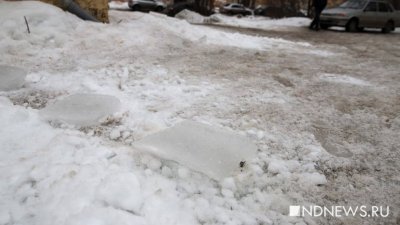 Екатеринбурженке заплатили 100 тысяч за упавший на машину снег