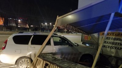 В Челябинске автомобиль врезался в салон сотовой связи