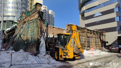«Мы не сносим, мы готовим к реставрации»: у рухнувшего особняка на Радищева появились трактора (ФОТО)