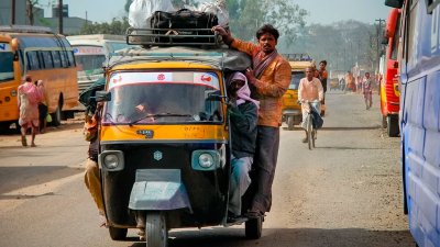 В Индии 10 человек погибли при столкновении грузовика и легковушки