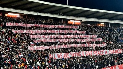 Сербские футбольные болельщики организовали масштабную акцию против войн, развязанных США