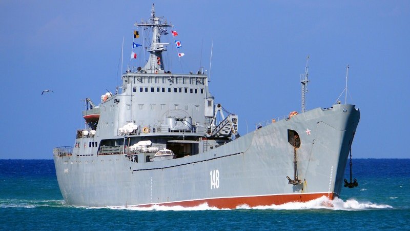 В порт Бердянска зашёл военный корабль с российской бронетехникой