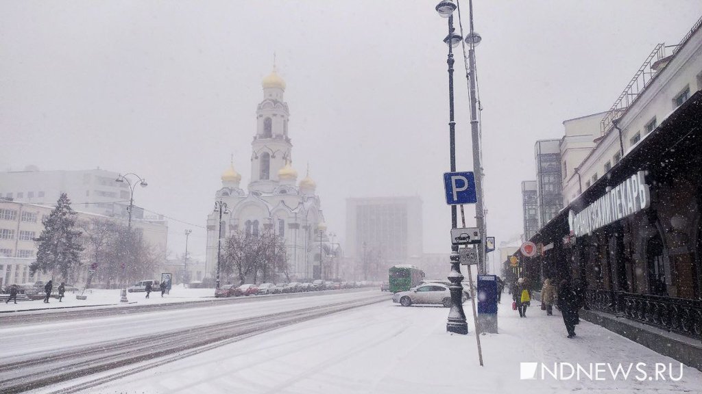 Екатеринбург завалило снегом: ГИБДД просит водителей быть осторожнее