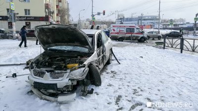 В центре Екатеринбурга машина скорой помощи попала в ДТП (ФОТО)