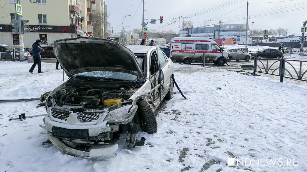 Новый День: В аварии с участием машины скорой помощи в Екатеринбурге пострадали 7 человек