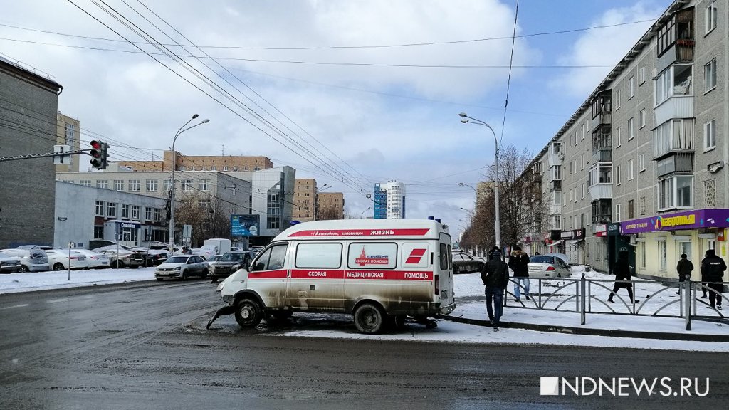 В аварии с участием машины скорой помощи в Екатеринбурге пострадали 7 человек