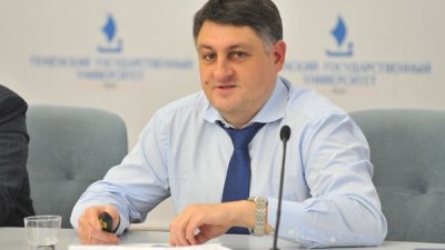 Губернатор Артюхов присвоил почётное звание первому замдиректора департамента внутренней политики Егудасу