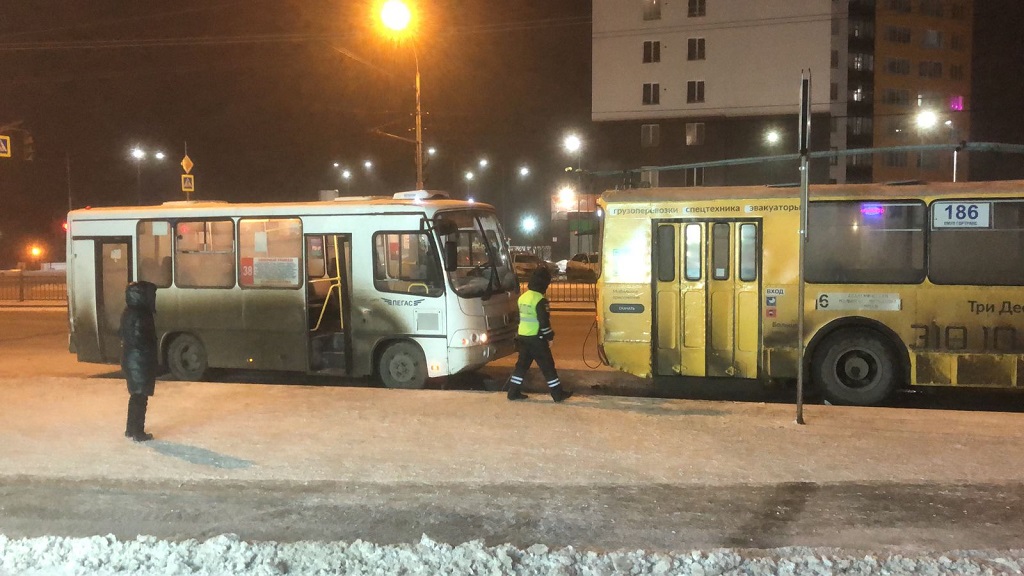 В Екатеринбурге автобус врезался в троллейбус. Пострадали семь человек (ФОТО)