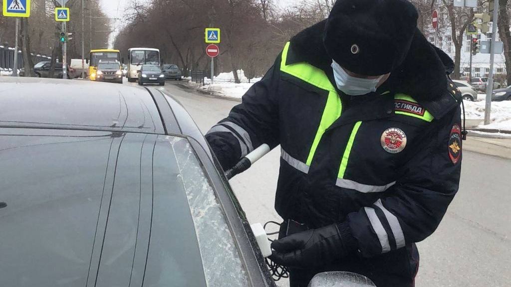 В Екатеринбурге арестовали водителя за отказ снимать тонировку