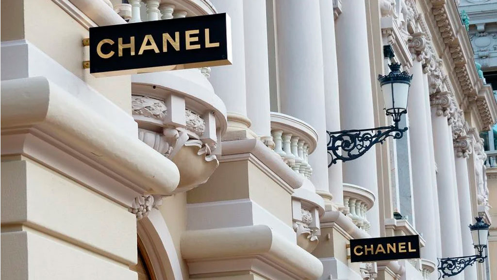 Бренд Chanel запретил продавать свои вещи россиянам