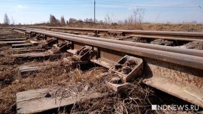 В Казахстане вагоны сошедшего с рельсов поезда упали в реку