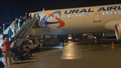 Пассажирок рейса из Сочи выпускали из самолета по паспортам с полицией (ФОТО)