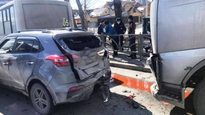 На Химмаше водитель грузовика протаранил две машины и автобус (ФОТО)