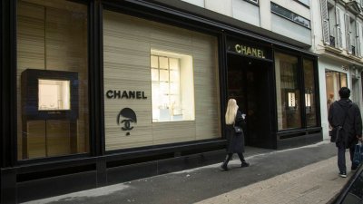 На зданиях бутиков Chanel в Париже появились наклейки с Гитлером