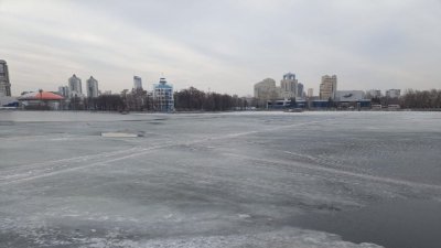 В Екатеринбурге пьяный мужчина провалился под лед в центре Городского пруда