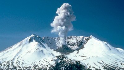 На Курилах вулкан выбросил столб газа