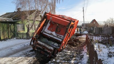 На раскисших дорогах Южного Урала застревают мусоровозы