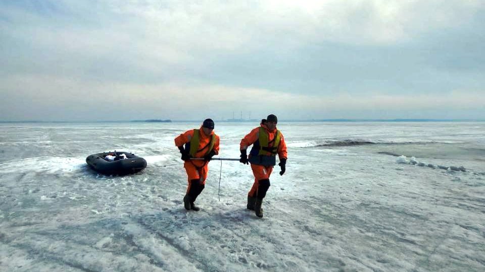 Рыбаков сняли с льдины вертолетом МЧС (ФОТО)