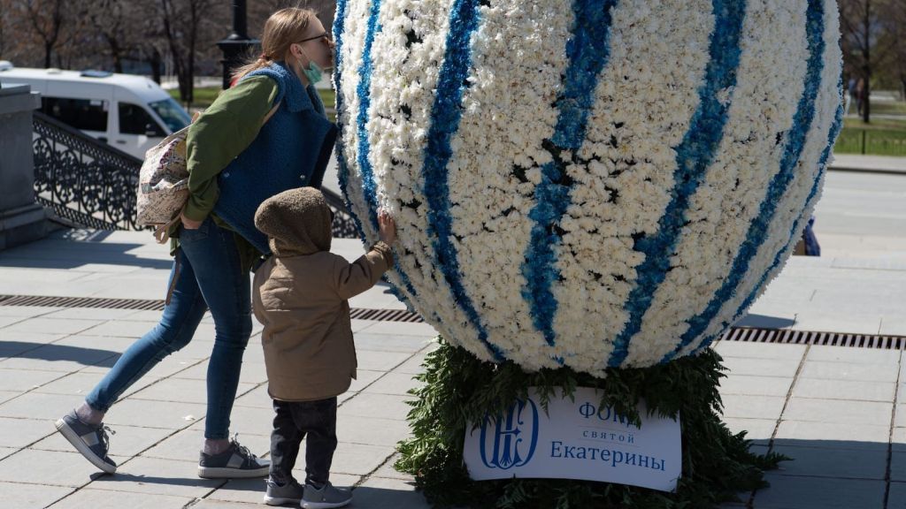 В Екатеринбурге появятся гигантские пасхальные яйца из роз (ФОТО)