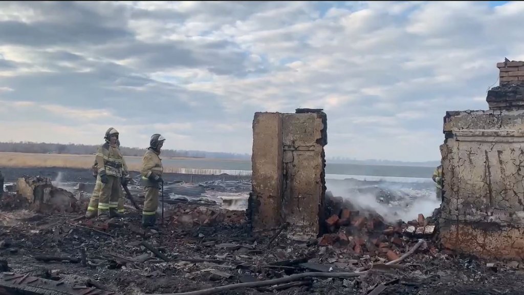 Из-за уничтожения огнём 5 жилых домов в деревне Тюменской области возбудили уголовное дело