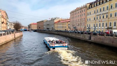 В Санкт-Петербурге тонет плавучий ресторан на Неве
