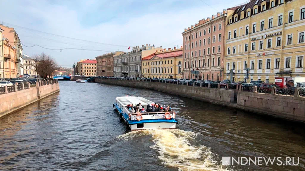 В Санкт-Петербурге машина каршеринга упала в реку
