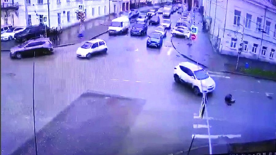 Видео 21 апреля. Две машины ДПС. Перекресток улица.
