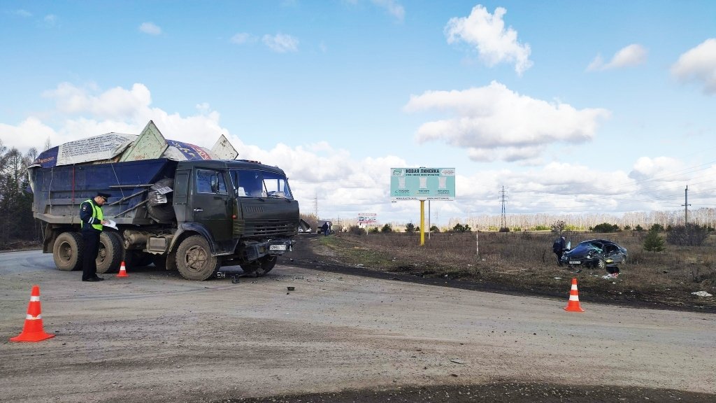 В Каменске-Уральском КамАЗ сшиб Hyundai Sonata, водитель легковушки погиб (ФОТО)