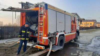 На окраине Екатеринбурга бушует пожар – под угрозой жилые дома