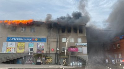 В Ишиме горит крупный ТЦ, люди эвакуировались сами (ФОТО)