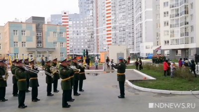 В Екатеринбурге устроили мини-парад во дворе 96-летнего ветерана Великой Отечественной войны (ФОТО)