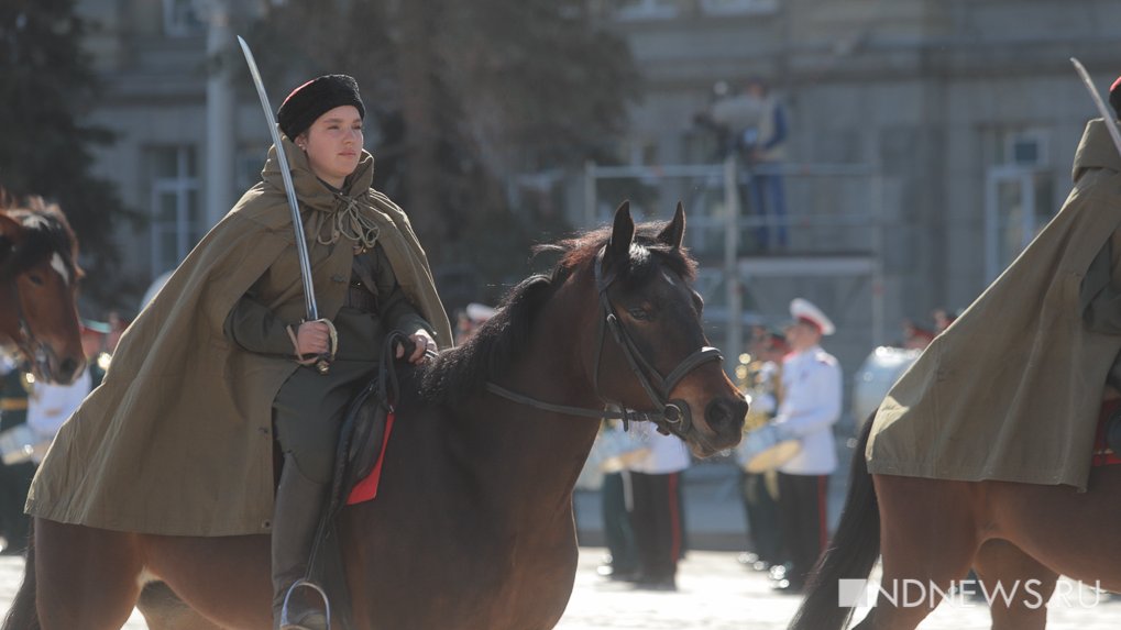 С конницей, но без авиации – в Екатеринбурге прошел парад в честь 77-летия Победы (ФОТО)