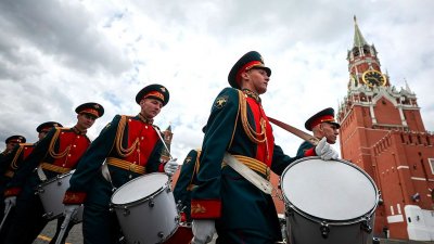 Из-за плохой погоды в Москве отменили воздушную часть парада Победы