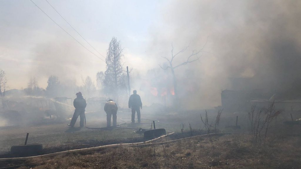 В пригородном поселке Крутой горят частные дома (ФОТО)