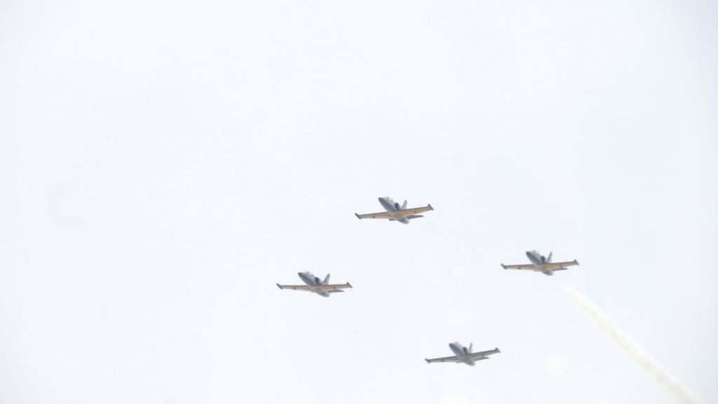В небе над Эльмашем реактивные самолеты исполнили фигуры высшего пилотажа (ФОТО, ВИДЕО)