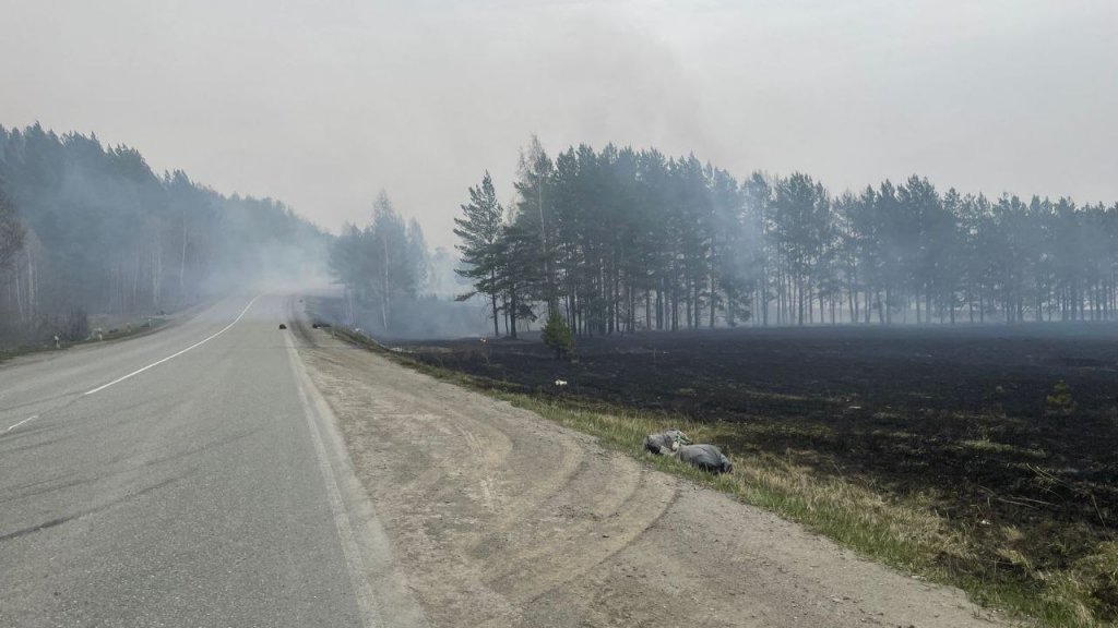 На Полевском тракте из-за лесного пожара введено реверсивное движение