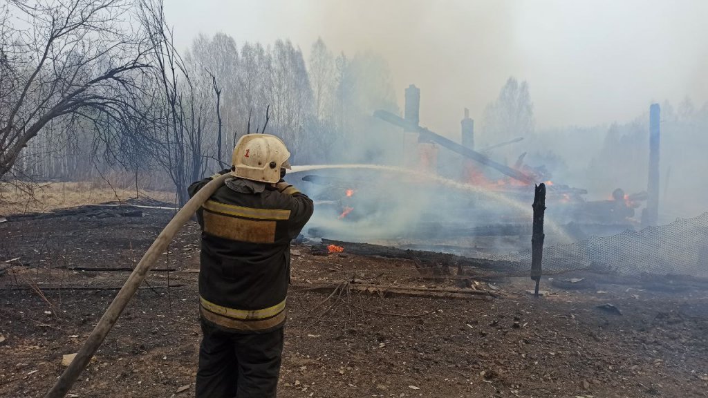В поселке под Екатеринбургом пожар уничтожил пять жилых домов
