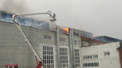 На уральском заводе тушат крупный пожар (ФОТО)