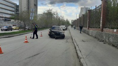 В Екатеринбурге ВАЗ вылетел на тротуар и сбил девочку на самокате